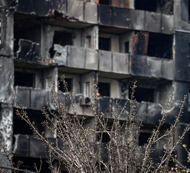 Mariupol (Ukraine), 12/04/2022.- A picture taken during a visit to Mariupol organized by the Russian military shows a blooming tree backdropped by a destroyed apartment building in Mariupol, Ukraine, 12 April 2022. There is no water, electricity, gas or communications in the city and shops, pharmacies and hospitals are closed. Some 133,214 people, including two thousand people over the past day, left Mariupol through the gum corridor in the eastern direction, according to the head of the Russian National Defense Control Center. The main battles in the central part of Mariupol are over, said the representative of the people's militia of the self-proclaimed Donetsk People's Republic (DPR). On 24 February Russian troops had entered Ukrainian territory in what the Russian president declared a 'special military operation', resulting in fighting and destruction in the country, a huge flow of refugees, and multiple sanctions against Russia. (Rusia, Ucrania, Estados Unidos) EFE/EPA/SERGEI ILNITSKY
