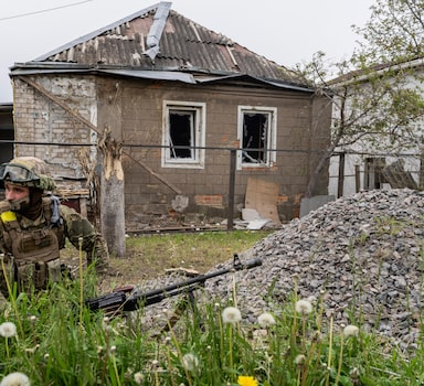 Soldado ucraniano faz missão de reconhecimetno em Kharkiv