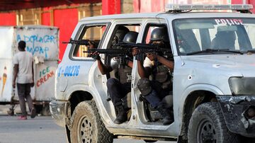 Policiais hatianos têm feito a segurança de locais estratégicos, como o aeroporto de Porto Príncipe, fechado por tempo prolongado