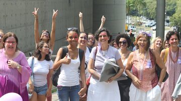 Mulheres distribuíram bótons e colheram assinaturas para uma petição contra a violência na universidade. Foto:  NILTON FUKUDA/ESTADÃO