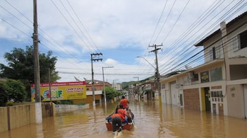 Na cidade de Bom Jesus do Itabapoana Defesa Civil trabalha no resgate de vítimas ilhadasem decorrência das chuvas. Foto: Prefeitura Municipal de Bom Jesus do Itabapoana