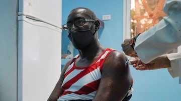 Homem é vacinado em Havana, Cuba, em junho de 2021. Foto: Alexandre Meneghini/REUTERS