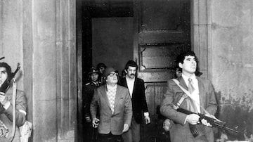 Usando um capacete, Salvador Allende entra no palácio presidencial, em Santiago, em 11 de setembro de 1973. Foto: (The New York Times)