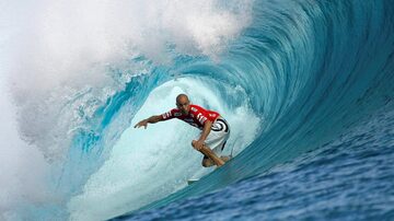 FILE PHOTO: Surfer Kelly Slater of the U.S rides a wave during the third round of competition in the Billabong Pro surfing tournament on the legendary reef break in Teahupoo, Tahiti, May 14, 2008. REUTERS/Joseba Etxaburu (FRENCH POLYNESIA)/File Photo/File Photo. Foto: REUTERS/Joseba Etxaburu (FRENCH POLYNESIA)/File Photo/File Photo