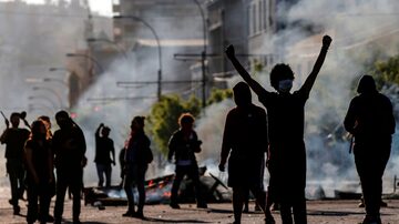 As manifestações no Chile explodiram após o aumento do preço da passagem do metrô. Foto: Javier Torres / AFP