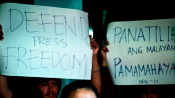 Ativistas de direitos humanos protestam contra prisão de Maria Ressa em Manila, nas Filipinas, em fevereiro de 2019. Foto: ALECS ONGCAL/EFE/EPA