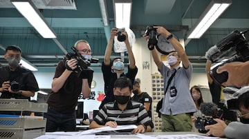 Editor-executivo do Apple Daily, Lam Man-chug, revisa última edição impressa do jornal. Foto: Anthony Wallace/ AFP