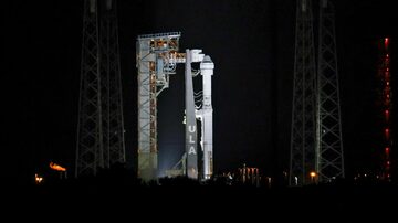A cápsula Starliner da Boeing no topo de um foguete Atlas V é vista no Complexo de Lançamento Espacial 41 depois que a tentativa de lançamento foi eliminada na Estação da Força Espacial de Cabo Canaveral, na noite de segunda-feira, 6 de maio de 2024, em Cabo Canaveral, Flórida.