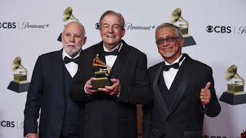 Membros do Boca Livre, grupo ganhador do melhor álbum de pop latino, com o troféu do Grammy. Foto: Mike Blake / Reuters