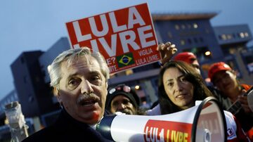 O candidato à presidência da Argentina, Alberto Fernández, após visita a Lula. Foto: Rodolfo Buhrer/REUTERS