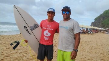 Pai e filho realizam sonho de competir juntos em Fernando de Noronha. Foto: Andreza Galdeano/ Estadão
