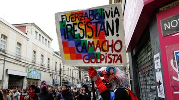 Em manifestação em Valparaiso, no Chile, manifestante segura cartaz que diz 'Força Bolívia, resistam!'. Foto: Rodrigo Garrido/Reuters