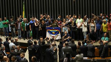 Plenário da Câmara é invadido por manifestantes. Foto: Fabio Rodrigues Pozzebom/Agencia Brasil