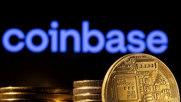 FILE PHOTO: A representation of the cryptocurrency is seen in front of Coinbase logo in this illustration taken, March 4, 2022. REUTERS/Dado Ruvic/Illustration//File Photo. Foto: Dado Ruvic/Illustration/Reuters
