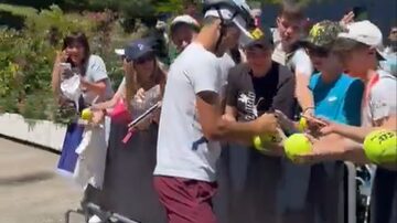 Após levar uma garrafada, Novak Djokovic aparece com um capacete de bicicleta no Masters 1.000 de Roma. Foto: Reprodução/X/@DjokerNole