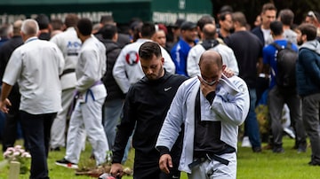 Amigos vão ao velório do campeão de jiu-jítsuLeandro Lo, no cemitério do Morumbi, em São Paulo. Foto: Marcelo Chello/Estadão