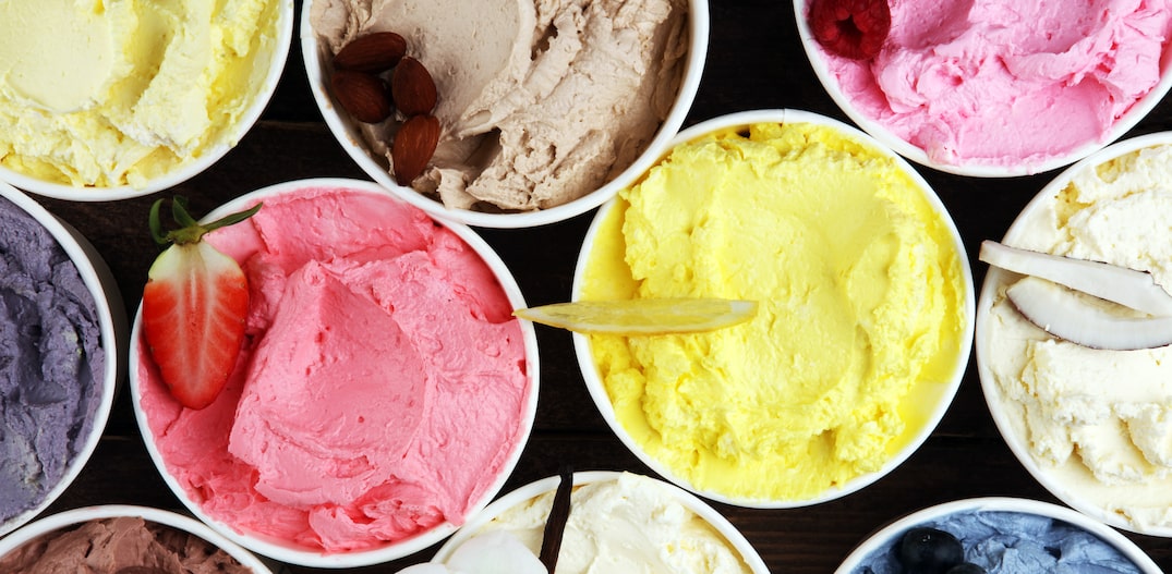 Potes de sorvete de sabores diferentes. Foto: beats_ | Adobe Stock