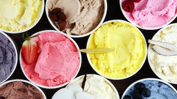 Potes de sorvete de sabores diferentes. Foto: beats_ | Adobe Stock