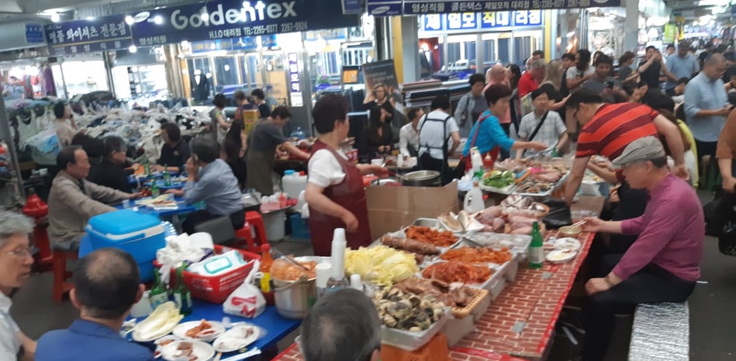 Gwangjang. Com cerca de 5 mil lojas há de tudo: roupas, tecidos, utilidades domésticase muita comida. Foto: Tião Oliveira/Estadão