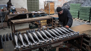 Um trabalhador arma projéteis de morteiro em uma fábrica en 31 de janeiro de 2024, na Ucrânia 