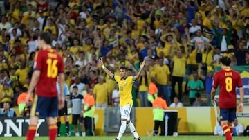 Após tabela com Oscar, Neymar fica de frente com Casillas e chuta no alto, no ângulo direito do goleiro espanhol. Foto: Fábio Motta/AE