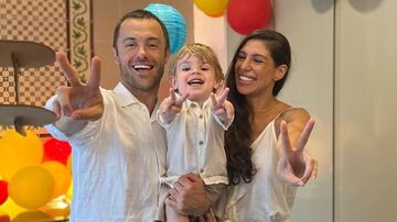 Kayky Brito comemora aniversário de dois anos do filho Kael ao lado da mulher Tamara Dalcanale. Foto: Reprodução/Instagram/@kayky.brito