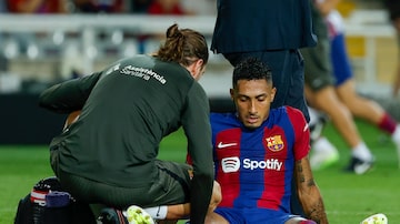 Raphinha se lesionou no jogo do Barcelona contra o Sevilla, pelo Campeonato Espanhol. Foto: Joan Monfort/AP Photo
