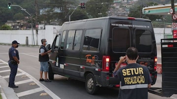 A prefeitura de Santos voltou a instalar barreiras para evitar a entrada de turistas de um dia. Ônibus e vans são abordados em acessos às praias. Foto: Prefeitura de Santos/Divulgação