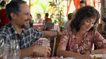 Gael García Bernal e Penélope Cruz em cena do filme 'Wasp Network'. Foto: Netflix