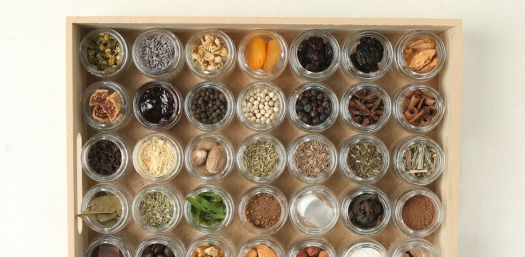Monte sua caixa de aromas: colocamos em vidrinhos 42 aromas de estilos icônicos, de anis a zimbro. Foto: Alex Silva|Estadão