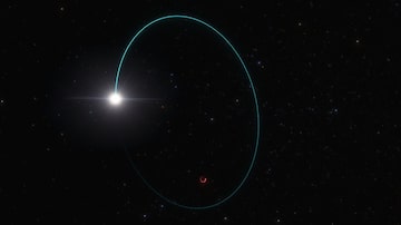 Astronomers have found the most massive stellar black hole in our galaxy, thanks to the wobbling motion it induces on a companion star. This artist’s impression shows the orbits of both the star and the black hole, dubbed Gaia BH3, around their common centre of mass. This wobbling was measured over several years with the European Space Agency’s Gaia mission. Additional data from other telescopes, including ESO’s Very Large Telescope in Chile, confirmed that the mass of this black hole is 33 times that of our Sun. The chemical composition of the companion star suggests that the black hole was formed after the collapse of a massive star with very few heavy elements, or metals, as predicted by theory. Foto: ESO