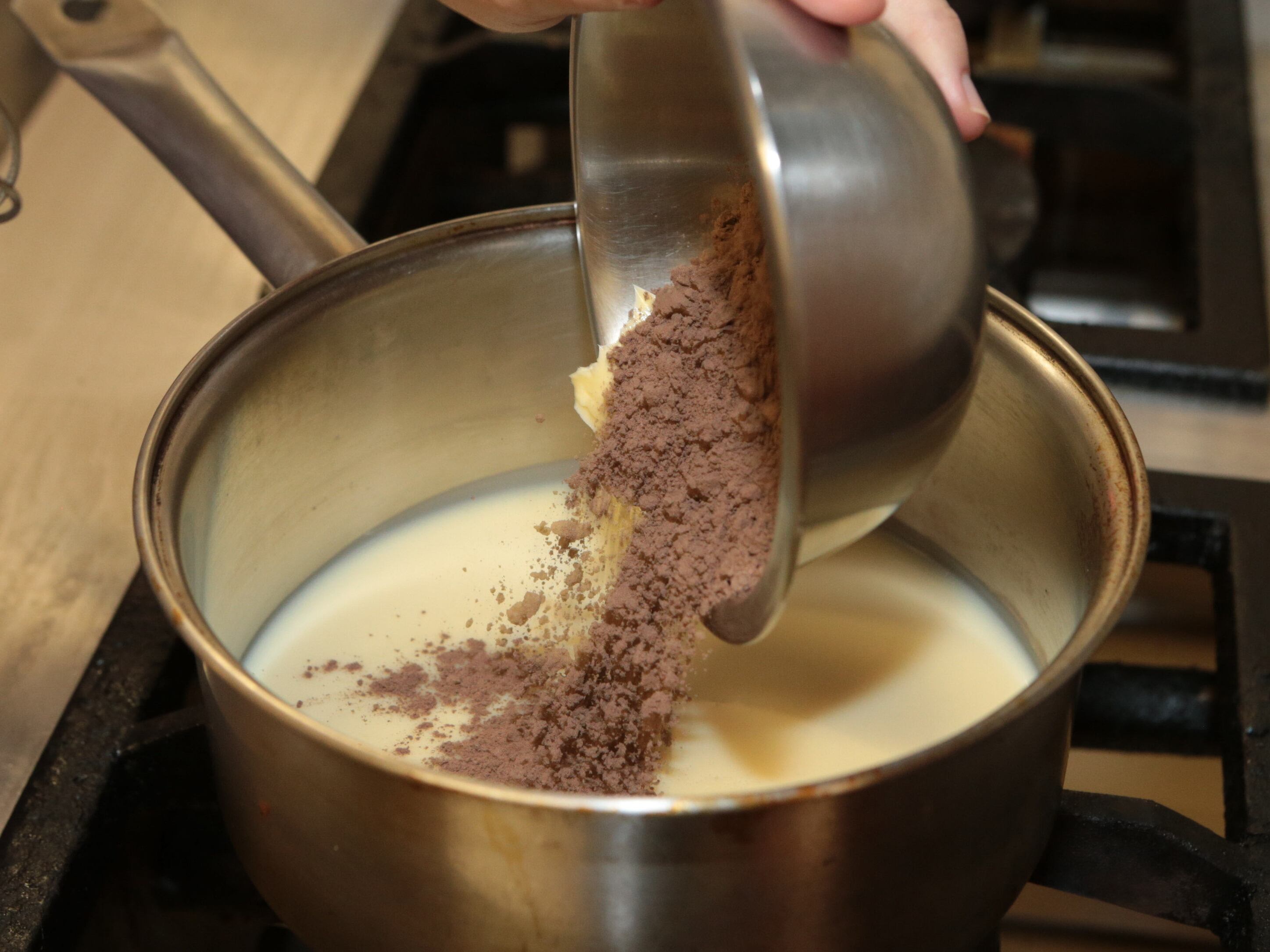 Para testar oito marcas de leite condensado, os jurados prepararam receitas de brigadeiro