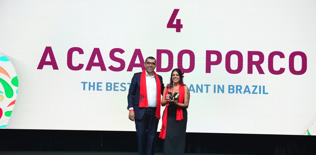 Jefferson Rueda e Janaína Torres Rueda posam com o prêmio de melhor restaurante do Brasil pelo 50 Best América Latina em 2022. Foto: Di50 Best Academy