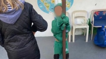Criança amarrada em poste foi filmada por funcionária da escola Pequiá, em São Paulo. Foto: Reprodução