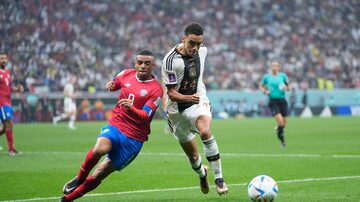 Costa Rica's Jewison Bennette, left, and Germany's Jamal Musiala vie for the ball during the World Cup group E soccer match between Costa Rica and Germany at the Al Bayt Stadium in Al Khor, Qatar, Thursday, Dec. 1, 2022. (AP Photo/Darko Bandic). Foto: (AP Photo/Darko Bandic)