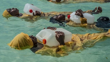 Alunas da Escola Primária Kijiji aprendem a flutuar, nadar e realizar resgates na terça-feira, 25 de outubro de 2016, no Oceano Índico, em Muyuni, Zanzibar. Imagem da exposição Resiliência - Histórias de Mulheres que Inspiraram Mudanças, com fotos premiadas pela World Press Photo. Foto: © ANNA BOYIAZIS