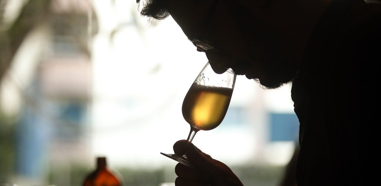 Silhueta de um homem com o nariz próximo a taça de cerveja. Foto: Daniel Teixeira