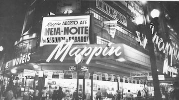 Fachada doextinto Mappin, no centro de São Paulo em 1973. A loja de departamentos era conhecida pela variedade de produtos e anúncios de liquidações periódicas com preços reduzidos. Foto: Maricato/Estadão