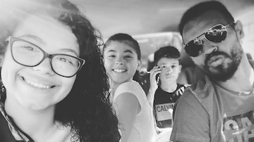 O ex-jogador Ceará e os três filhos. Foto: Instagram/@ceara02_oficial
