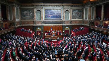 O primeiro-ministro francês, Gabriel Attal, deu um discurso durante a abertura da sessão conjunta do Parlamento no Palácio de Versalhes