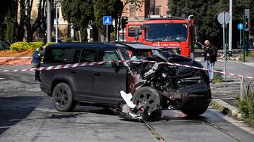 Rome (Italy), 16/04/2023.- Police and Fire Department officers inspect the site of an accident between the car of SS Lazio captain Ciro Immobile (not pictured) and a tram on the Giacomo Matteotti Bridge in Rome, Italy, 16 April 2023. The accident involved eight people including Immobile, his two daughters, and tram passengers who were taken to hospital for examination. The player, 'a little sore in the arm', spoke to police claiming the tram had run a red light. (Incendio, Italia, Roma) EFE/EPA/RICCARDO ANTIMIANI. Foto: RICCARDO ANTIMIANI/EFE/EPA