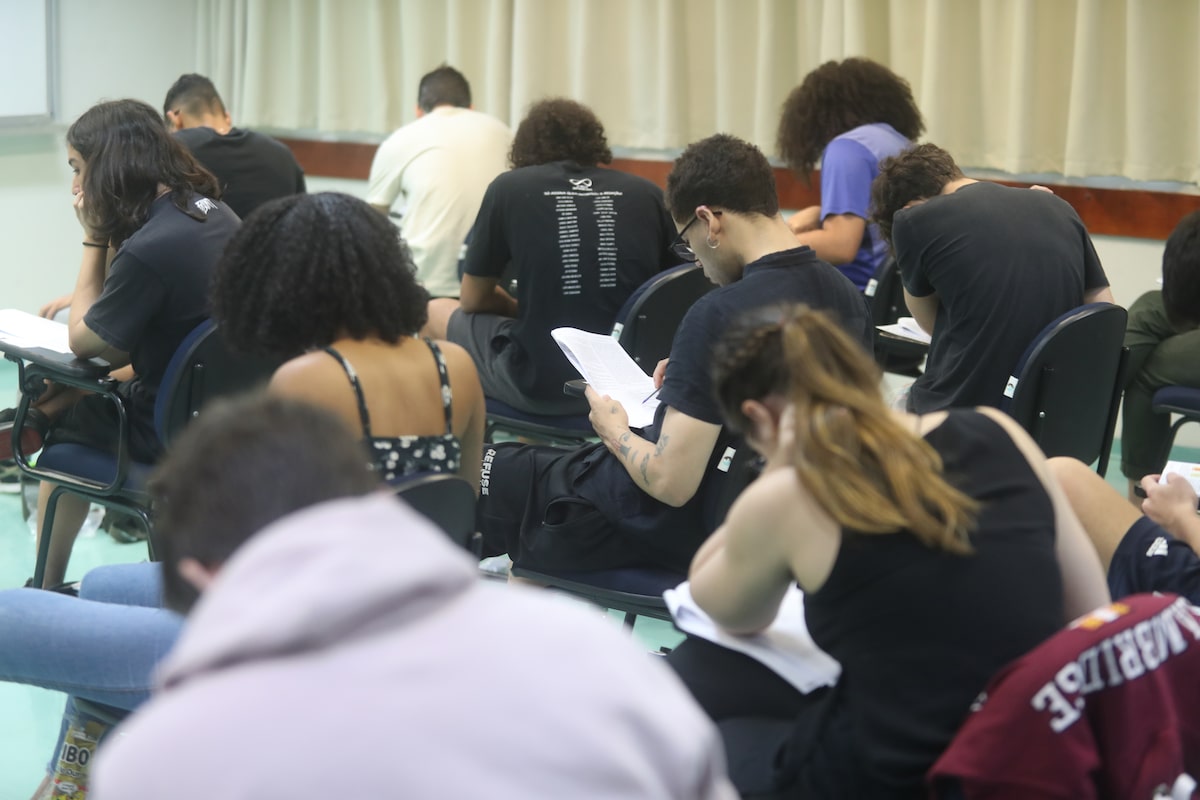Estudantes fazem prova da Fuvest na cidade de São Paulo