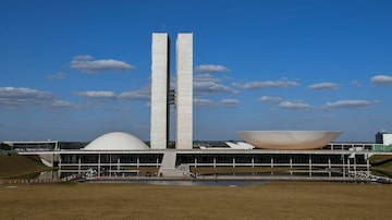 Fachada do Palácio do Congresso Nacional.
O Palácio do Congresso Nacional é um dos pilares da arquitetura monumental de Niemeyer que dão forma à capital inaugurada em 1960. Construído em terreno elevado, é visto de longe como culminância da avenida Eixo Monumental, que abriga a Esplanada dos Ministérios e atravessa a cidade de norte a sul.
Sede das duas Casas do Poder Legislativo e um dos mais famosos cartões postais do Brasil, o Palácio do Congresso Nacional é composto por duas cúpulas e duas torres de 28 andares, que abrigam a Câmara dos Deputados e o Senado Federal.
Foto: Carlos Moura/Agência Senado. Foto: Carlos Moura/Agência Senado