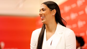 NEW YORK, NEW YORK - APRIL 10: Stephanie Soares poses for a photo on the Orange Carpet prior to the 2023 WNBA Draft at Spring Studios on April 10, 2023 in New York City. NOTE TO USER: User expressly acknowledges and agrees that, by downloading and or using this photograph, User is consenting to the terms and conditions of the Getty Images License Agreement.   Sarah Stier/Getty Images/AFP (Photo by Sarah Stier / GETTY IMAGES NORTH AMERICA / Getty Images via AFP). Foto: Sarah Stier/ AFP