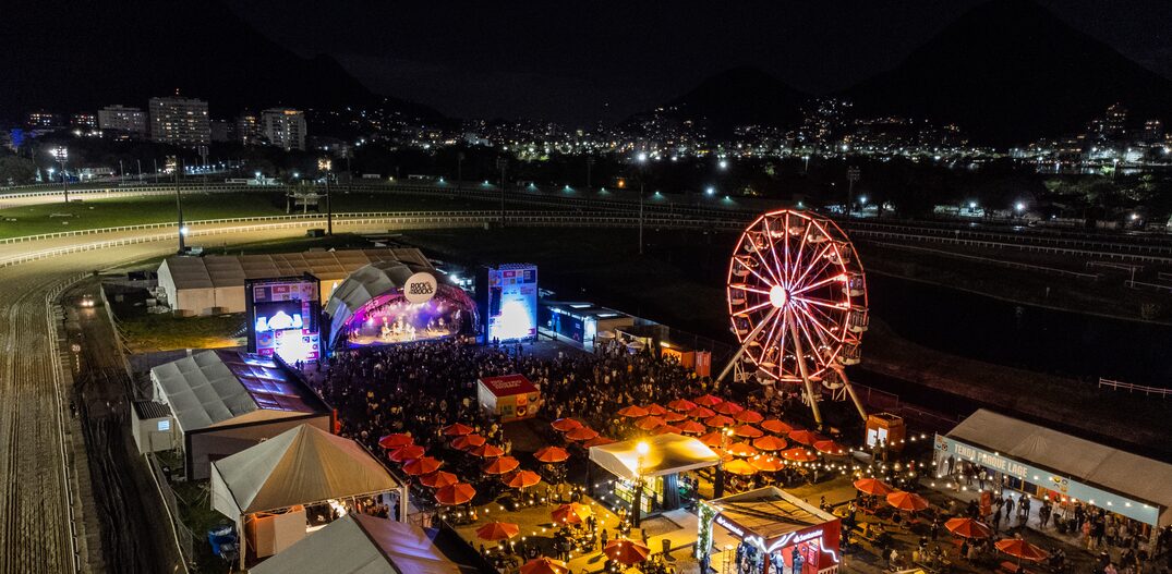 Rio Gastronomia com vista aérea do público e roda gigante ao fundo. Foto: WWW.ALEXFERRO.COM.BR