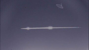 O rastro de luz da dupla explosão do meteoro durou seis segundos e pode ser visto em Sorocaba, SP. Foto: Marco Centurion/Bramon/Divulgação
