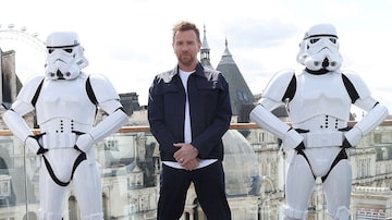 O ator Ewan McGregor posa com soldados stormtroopers, no lançamento da série 'Obi-Wan Kenobi'. Foto: Matthew Childs/ Reuters