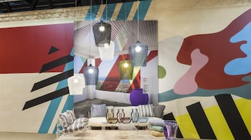 O estande Kartell no Salão do Móvel de Milão 2017 expondo pendentes de plástico, criados por Laviani, que também assina o projeto do espaço expositivo. Foto: Kartell