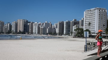 Após proibição de acesso, praias do Guarujá amanheceram vazias na manhã desta quinta-feira, 31, véspera de ano novo. Amedida visaconter expansão do coronavírus no litoral. Foto: FELIPE RAU/ESTADÃO