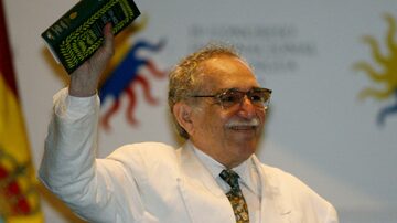 Colombian Nobel prize writer Gabriel Garcia Marquez holds a copy of his book "One hundred years of solitude" during the IV International Congress of Spanish language at the Caribbean city of Cartagena, Colombia March 26, 2007. REUTERS/Daniel Munoz (COLOMBIA). Foto: Daniel Munoz/ Reuters